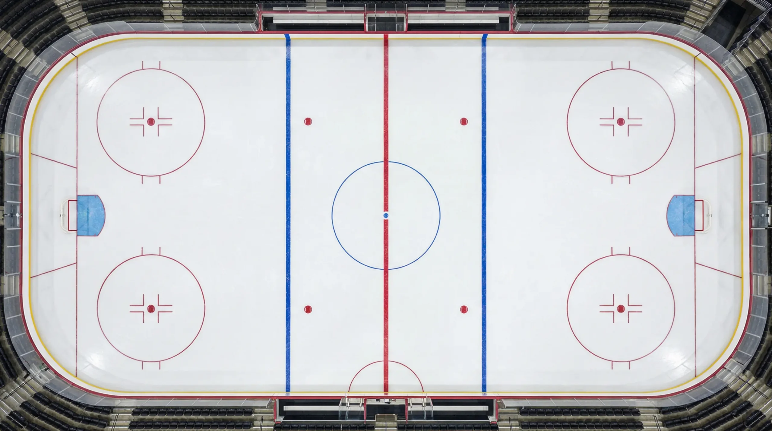 Vue d'ensemble d'une patinoire de hockey sur glace avec les lignes de jeu et les cercles de mise en jeu